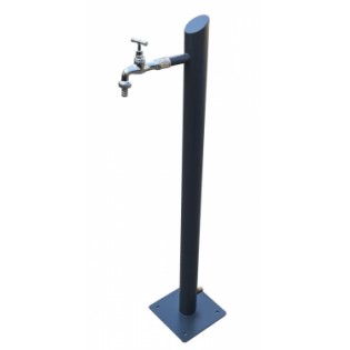 Dārza hidrants, krāsots melns